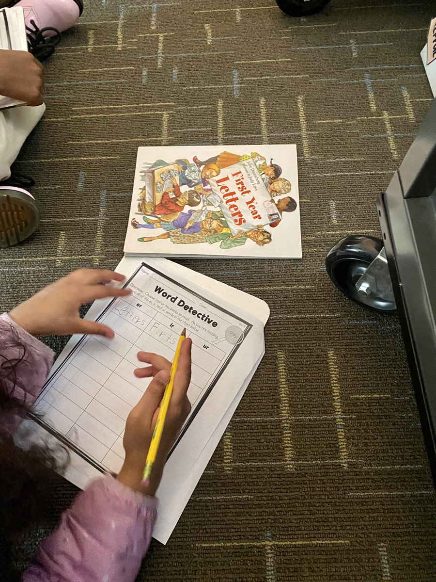 MissTillinghast's tweet image. Word detectives! 🔎 These 2nd graders were sleuthing for er, ir, and ur words in their books today 📚 #WCSJoyfulLearning