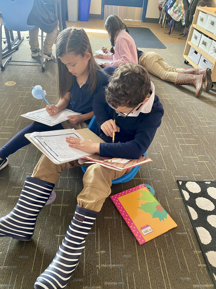 MissTillinghast's tweet image. Word detectives! 🔎 These 2nd graders were sleuthing for er, ir, and ur words in their books today 📚 #WCSJoyfulLearning