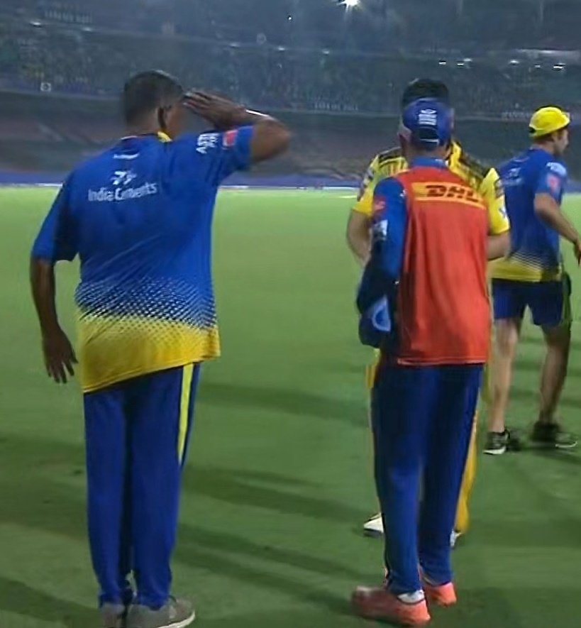 DHONIism's tweet photo. 🫡🙇💛

@MSDhoni #IPL2022 #WhistlePodu https://t.co/ORJ8gPznoc
