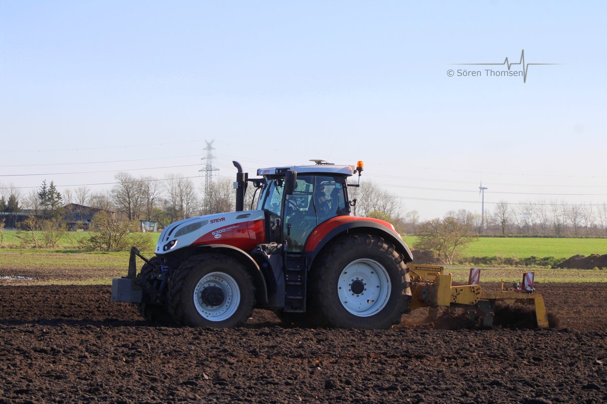 profiMagazin's tweet photo. Tiefenlockern mit einem #Steyr 6300 Terrus CVT und #Agrisem Cultiplow. https://t.co/DfOnKMR6KE