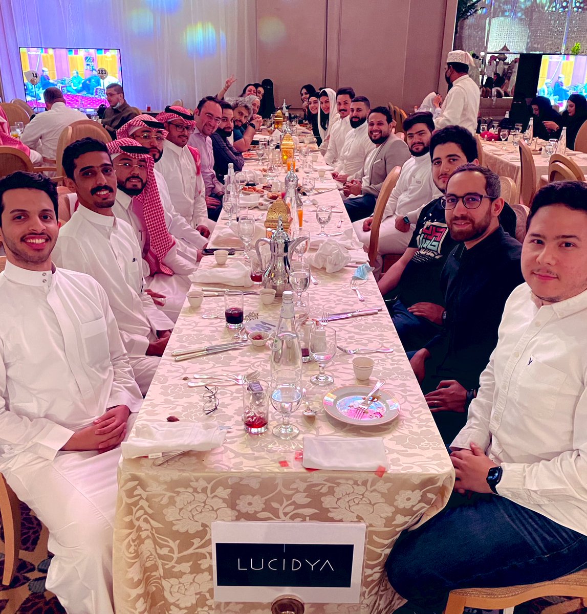 Abdullah_Asiri_'s tweet photo. خلف كل شركة عظيمة فريق عظيم
 
صورة لجزء من فريق لوسيديا الاستثنائي اللي خلف انجازات الشركة المستمرة خلال افطارنا السنوي في رمضان https://t.co/cd30MJG7rb