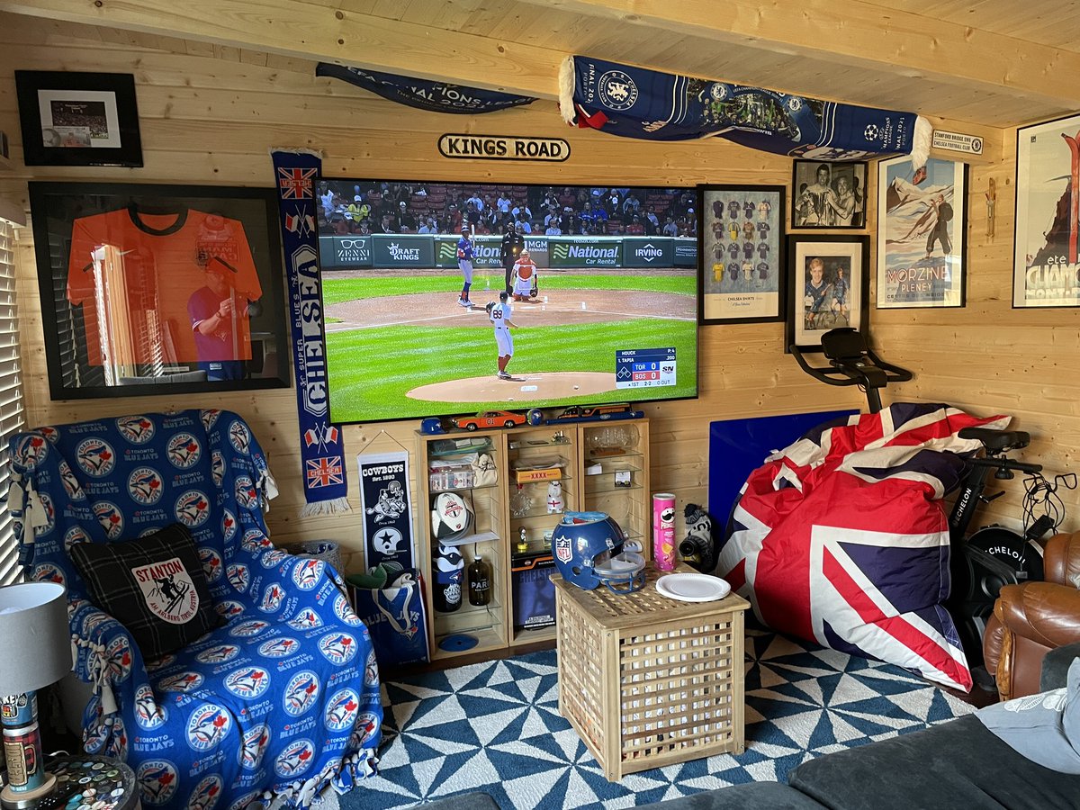 BlueJaysFansUK's tweet photo. Nothing like a #bluejays party! 🥳💙⚾️🇨🇦 

#NextLevel https://t.co/DMVUEKHmMY