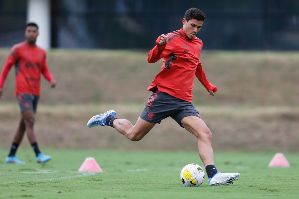 futebol_info's tweet photo. A mãe do atacante Pedro foi vista chorando no Maracanã por estar triste com a situação do seu filho, que jogou apenas 34 minutos nos últimos 5 jogos do Flamengo.

🗞 @venecasagrande 
📸 Gilvan de Souza https://t.co/pXuqI5eRQQ