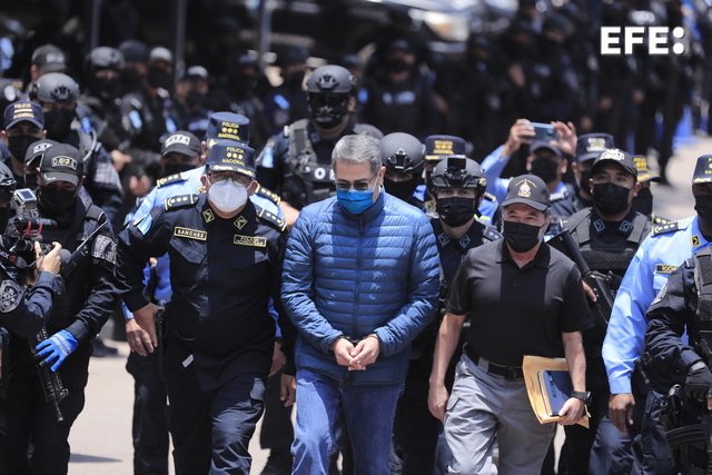 RRII_Hn's tweet photo. 🇭🇳: Inicia el traslado del Expresidente hondureño Juan Orlando Hernández. Pronto será entregado a la DEA para su extradición a EEUU. https://t.co/9bFO4pfUQI