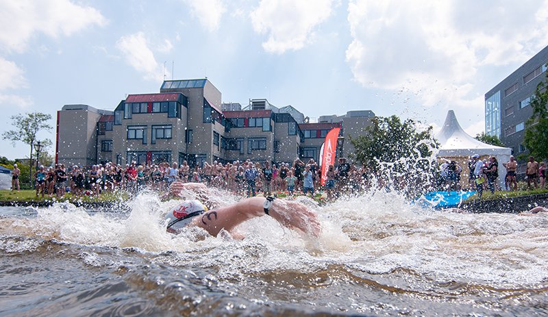 Deze 🔟e editie van de @SpeedoNL Swim-in Leiden hebben we een speciale afstand: de gratis 2⃣5⃣0⃣ meter voor jongeren! Dus hebben jij en je huisgenoten/broertjes/zusjes/klas/studiegenoten 12 juni nog niks te doen? Spring dan in het water van de Maresingel!👉swiminleiden.nl