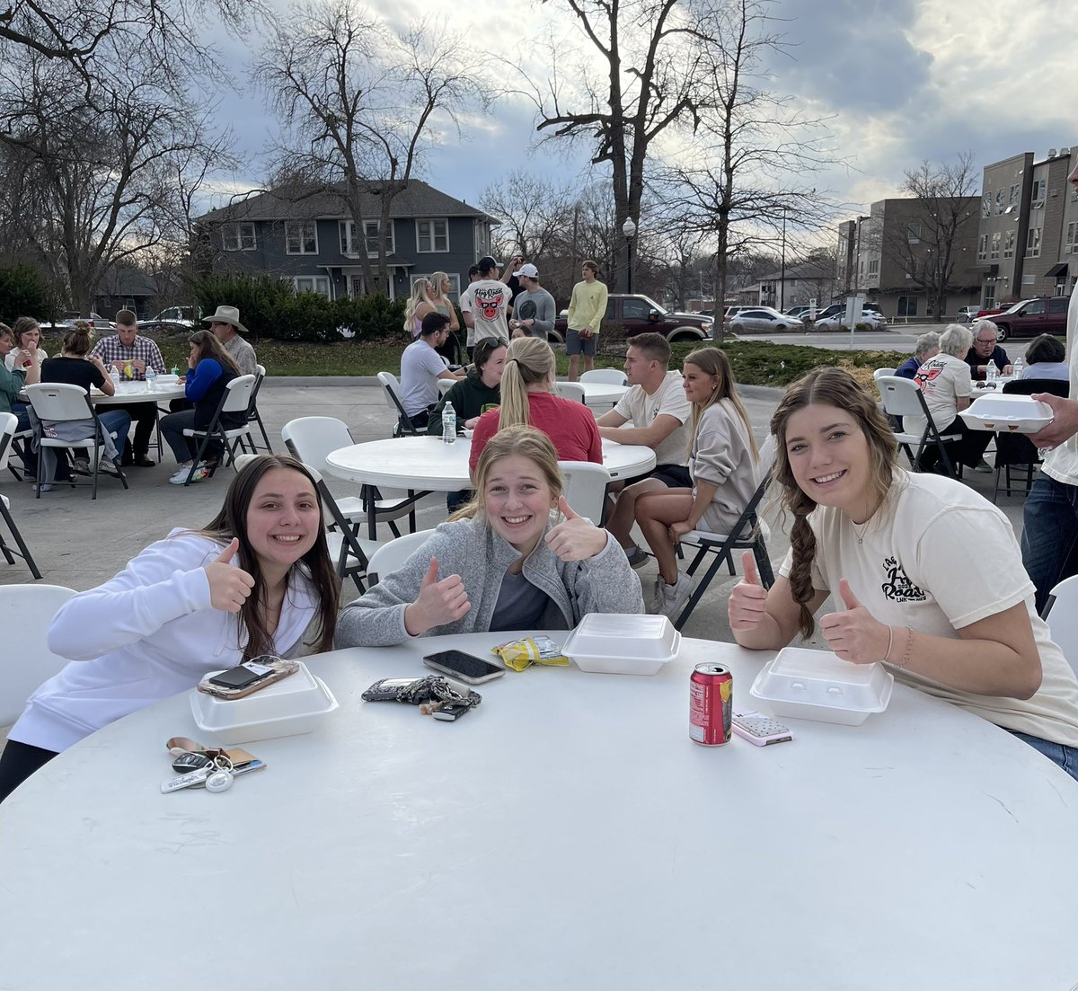 MalleryHorejsi's tweet photo. What a a great turn out so far! Many have said the food is great. “This is something I come to every year and it is so much fun!” said @LanaHebda. #JOUR200A https://t.co/UdW0ZCNkbk