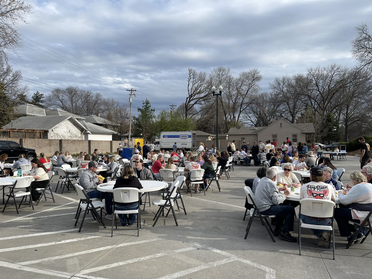 MalleryHorejsi's tweet photo. What a a great turn out so far! Many have said the food is great. “This is something I come to every year and it is so much fun!” said @LanaHebda. #JOUR200A https://t.co/UdW0ZCNkbk