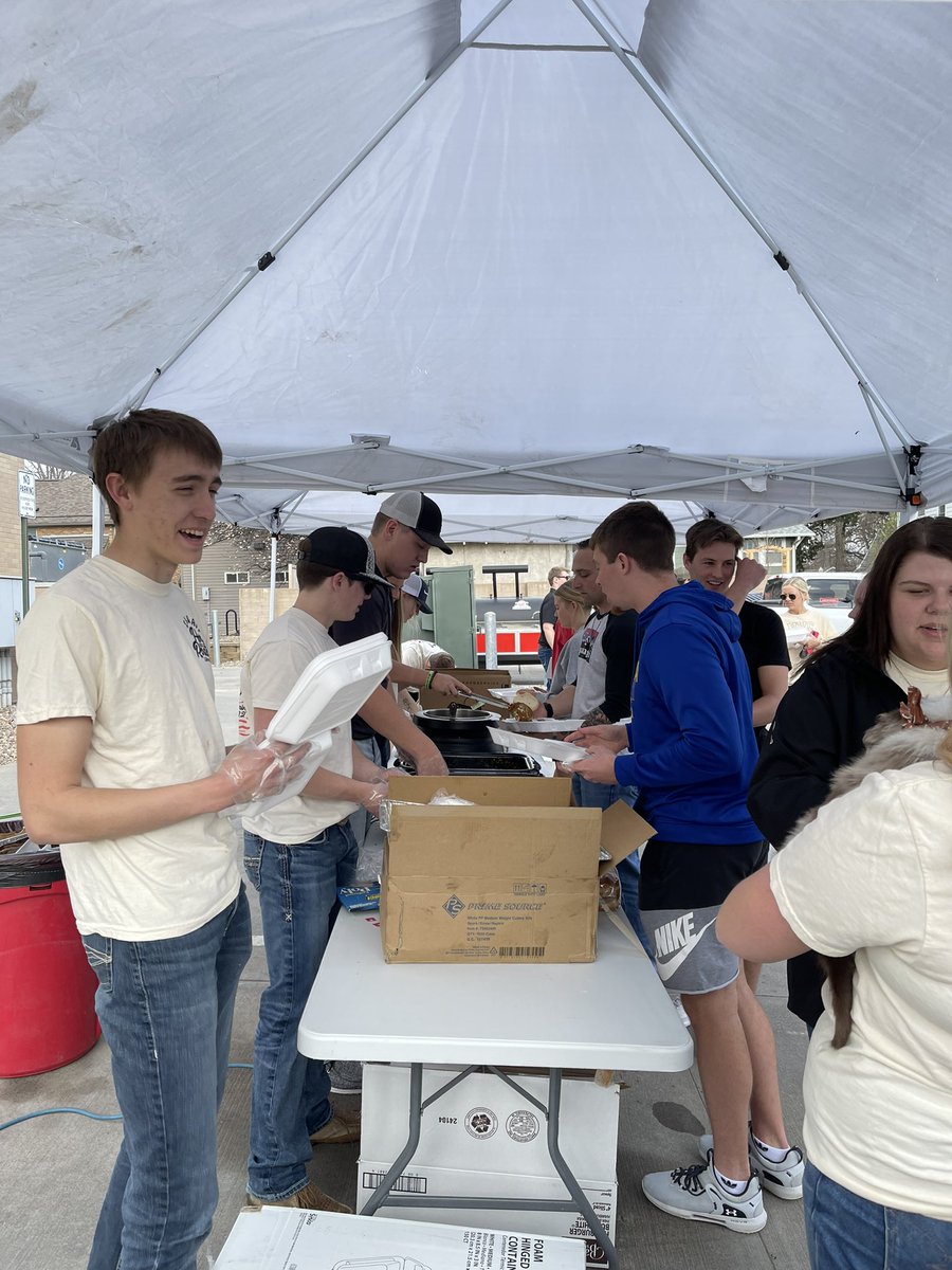 MalleryHorejsi's tweet photo. What a a great turn out so far! Many have said the food is great. “This is something I come to every year and it is so much fun!” said @LanaHebda. #JOUR200A https://t.co/UdW0ZCNkbk
