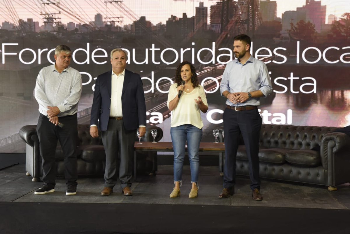 mlauramondino's tweet photo. En un encuentro organizado por el Foro de Autoridades Locales del @pssantafe 🌹 debatimos con intendentes, presidentes/as y miembros de comisiones comunales, legisladores, funcionarios/as y concejales/as socialistas sobre #autonomíasmunicipales

#SantaFe https://t.co/U3bea9b0Zl