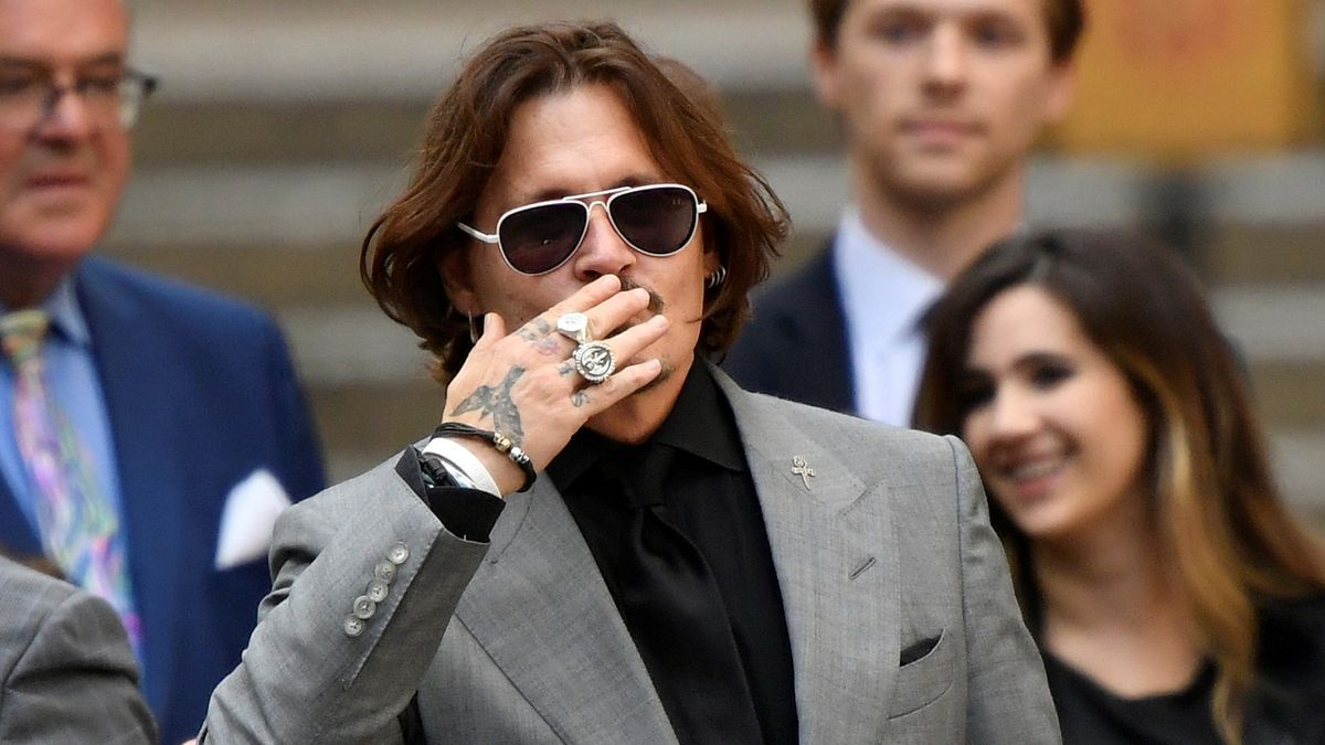 La frase de Johnny Depp: 
“Yo no te odio, porque el odio es un sentimiento y yo no siento nada por tí”.