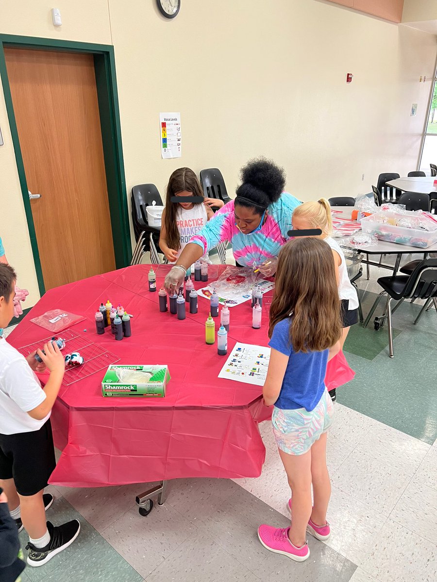 Schell PASAR loves to tie dye in the Spring!  @SchellCoyotes <a href="/stacie_burk/">Stacie Burk</a> <a href="/PrincipalEwing/">Steven Ewing</a>