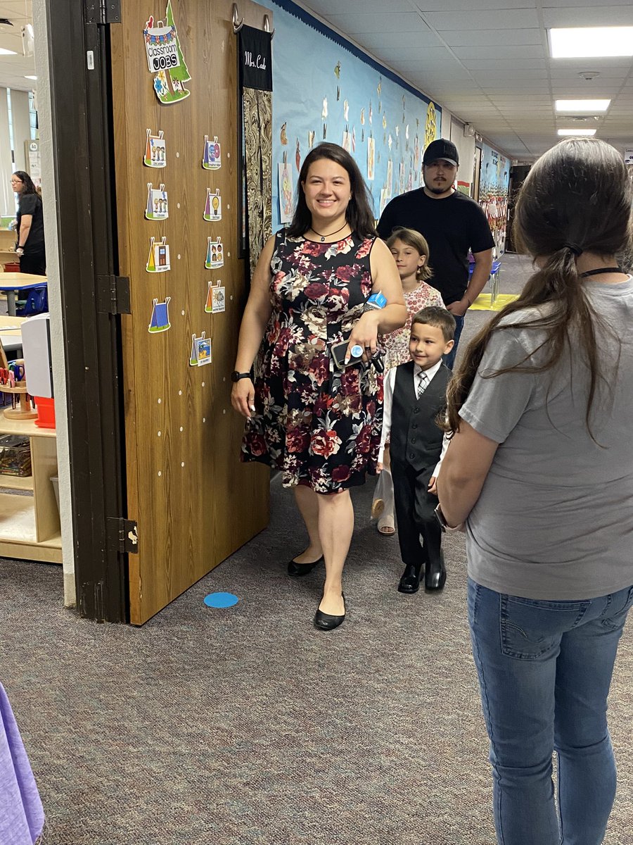 MariaMacedo00's tweet photo. Our future is bright @AngletonISD ! You can feel the excitement from our upcoming pk and kinder students. #PreKisCool https://t.co/SY8ky1pBgV
