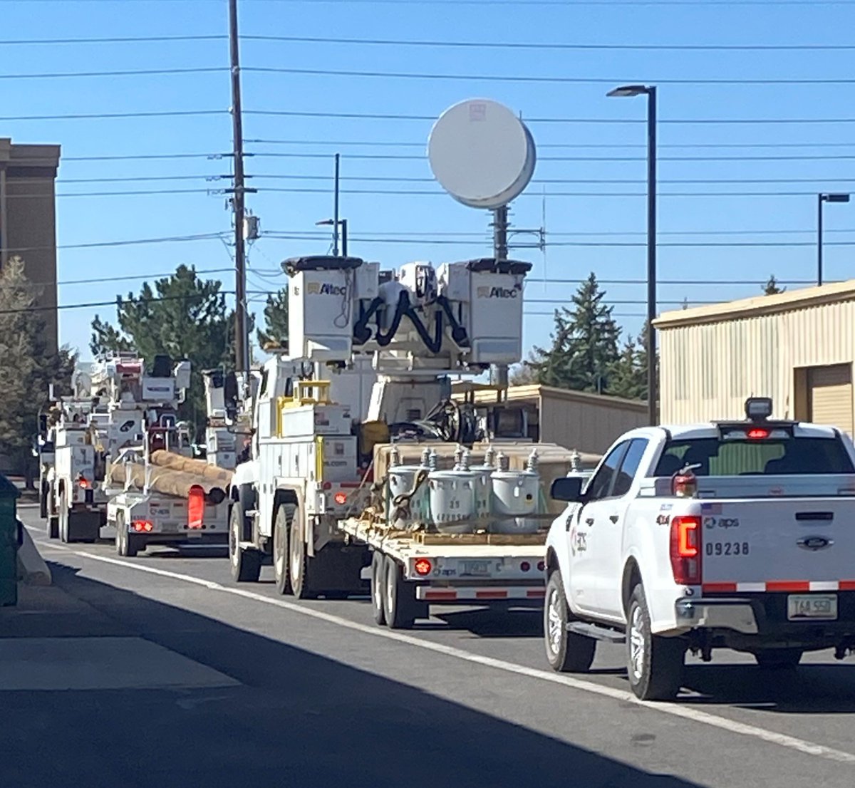 apsFYI's tweet image. An early start to fire season has impacted communities as the #CrooksFire &amp;amp; #TunnelFire rage on. We work closely w/1st responders to begin repair work as soon as it’s safe to do so. Get emergency alerts at bit.ly/3LbiFnV &amp;amp; outage text alerts at bit.ly/3k1lEmV