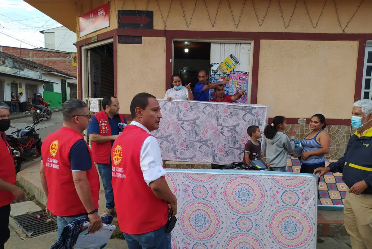 Rotary4281's tweet photo. Ayer el CR Sevilla Centenario hizo presencia en el barrio San José de Sevilla, afectado por la ola invernal. Se han entregado colchonetas, sábanas, cobijas, almohadas, mercados y ropa a más de 300 familias afectadas. Este sábado se hará entrega de más de 1.000 raciones de comida. https://t.co/IPAig1HM5g