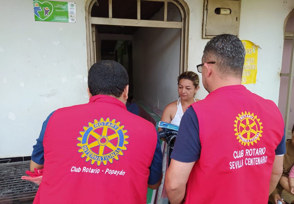 Rotary4281's tweet photo. Ayer el CR Sevilla Centenario hizo presencia en el barrio San José de Sevilla, afectado por la ola invernal. Se han entregado colchonetas, sábanas, cobijas, almohadas, mercados y ropa a más de 300 familias afectadas. Este sábado se hará entrega de más de 1.000 raciones de comida. https://t.co/IPAig1HM5g