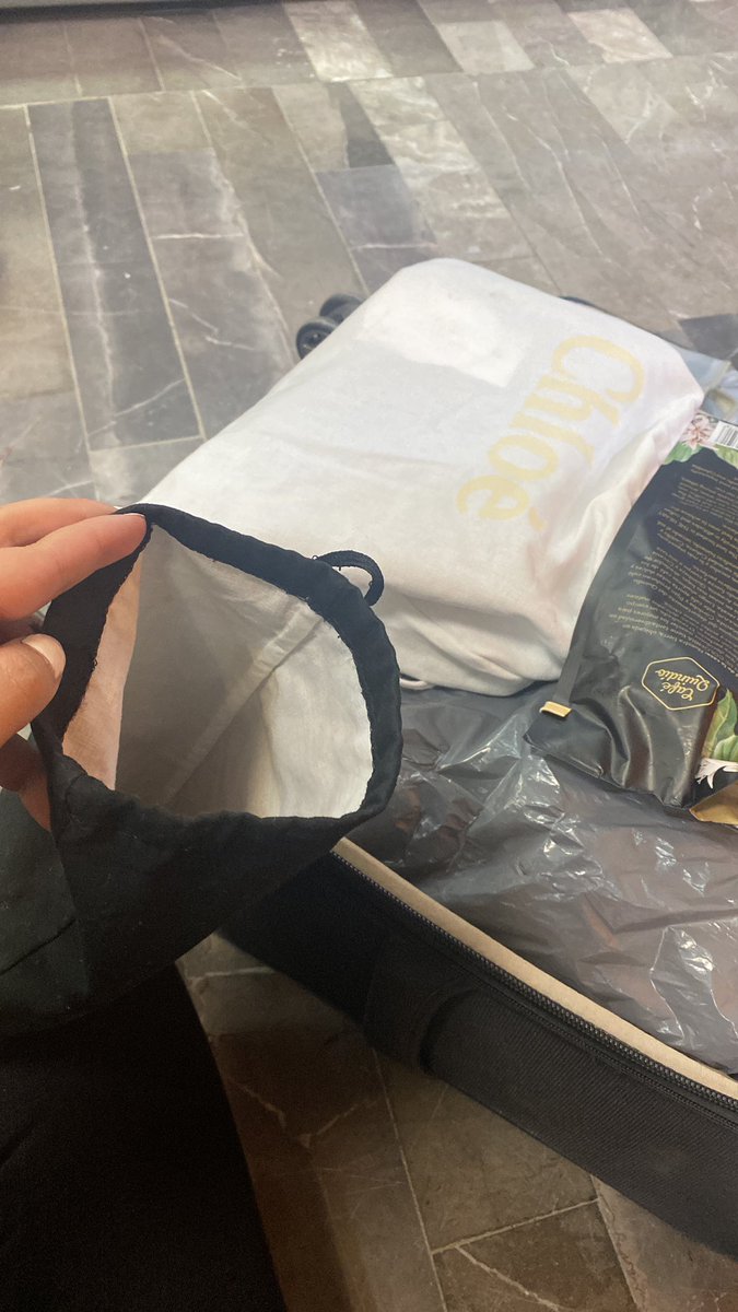 rociomaltos's tweet photo. Me obligaron a documentar mi carry-on con mis cosas personales por que “no había lugar”. Acto seguido: me sacaron mi bolsa de diseñador. ¿Alguien me va a responder @VivaAerobus @AeropuertoDeMTY @OMAeropuertos @AeropuertoInte6 ? #Vivaaerobus #robo #aeropuerto https://t.co/cQIP4TR9lR