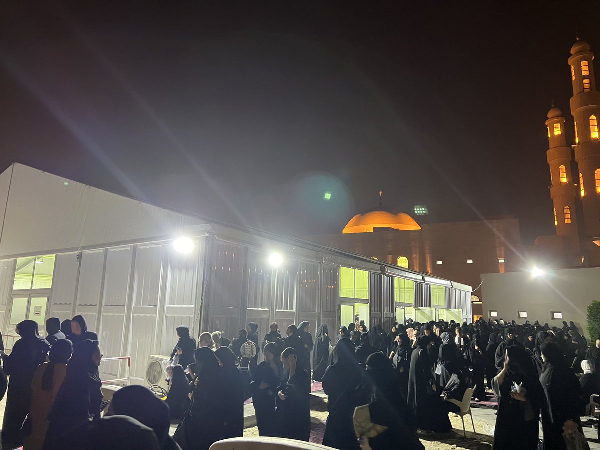 HayatAlyaqout's tweet photo. امتلأ المسجد، وامتلأت ساحته، وامتلأت القاعة المؤقتة رغم حجمها الكبير.
لكن النساء لم يغادرن، بل افترشن الساحة الترابية خلف المسجد، وتدارك المنظمون الوضع وفرشوها بالبسط. 

مشهد من الواقع الكويتي.
مشهد لن تشاهدوه في المسلسلات التي تدعي أنها تمثل واقعنا! https://t.co/FYt9DjrJLu
