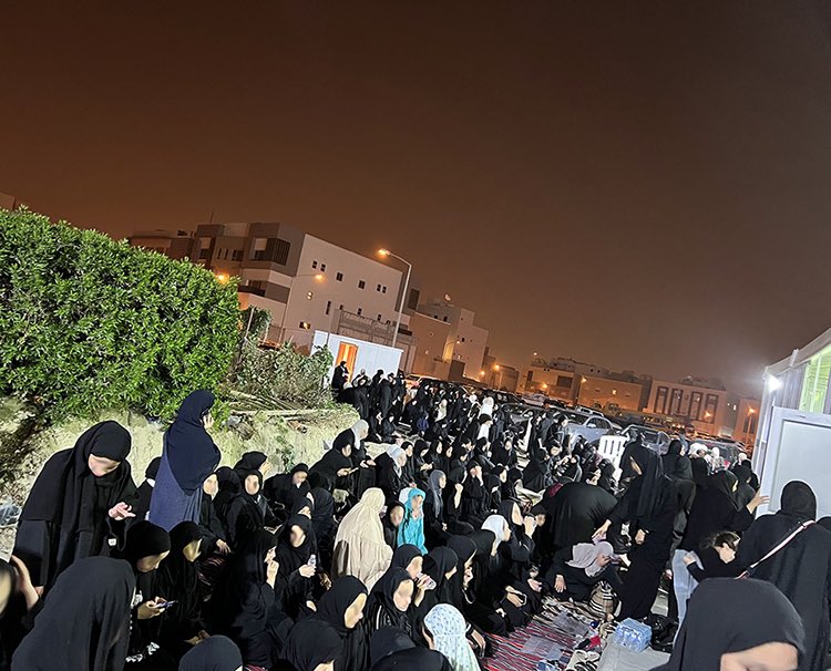 HayatAlyaqout's tweet photo. امتلأ المسجد، وامتلأت ساحته، وامتلأت القاعة المؤقتة رغم حجمها الكبير.
لكن النساء لم يغادرن، بل افترشن الساحة الترابية خلف المسجد، وتدارك المنظمون الوضع وفرشوها بالبسط. 

مشهد من الواقع الكويتي.
مشهد لن تشاهدوه في المسلسلات التي تدعي أنها تمثل واقعنا! https://t.co/FYt9DjrJLu