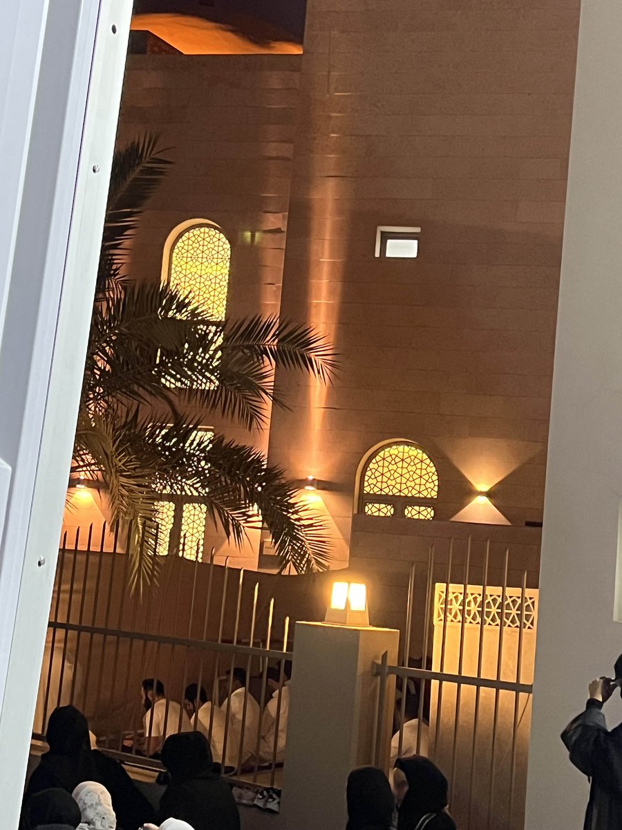 HayatAlyaqout's tweet photo. امتلأ المسجد، وامتلأت ساحته، وامتلأت القاعة المؤقتة رغم حجمها الكبير.
لكن النساء لم يغادرن، بل افترشن الساحة الترابية خلف المسجد، وتدارك المنظمون الوضع وفرشوها بالبسط. 

مشهد من الواقع الكويتي.
مشهد لن تشاهدوه في المسلسلات التي تدعي أنها تمثل واقعنا! https://t.co/FYt9DjrJLu