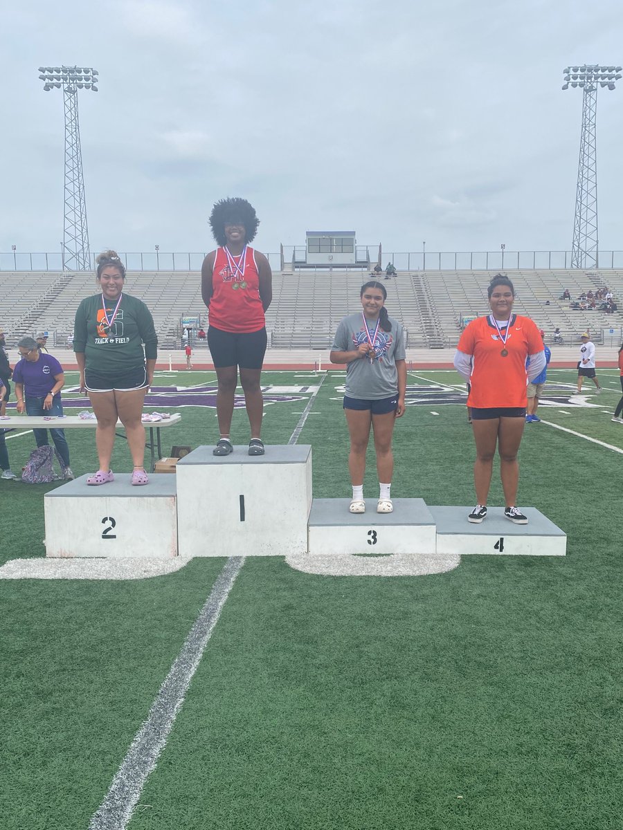 LFTrackandField's tweet photo. Congratulations to Karina Alvarez & Coach Atkinson on qualifying to regionals in shot put!๐คฉ ๐๐ฝ๐ฅ โค๏ธ
#regionalqualifier #SAbound https://t.co/CLMCUEV2Xq