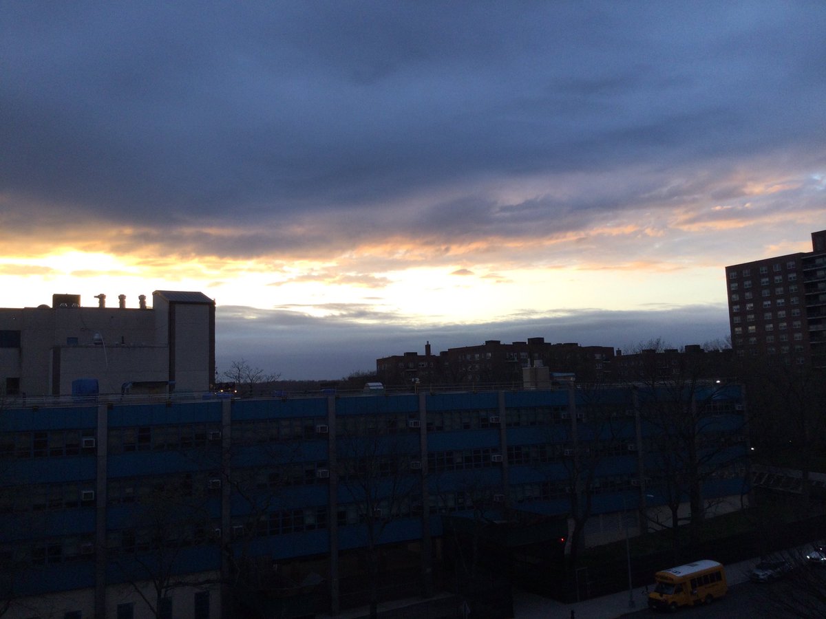 Maria_26596243's tweet photo. #aprilsunset
#thursdayvibes
#TheBronxNYC https://t.co/jL1xtpHRy3