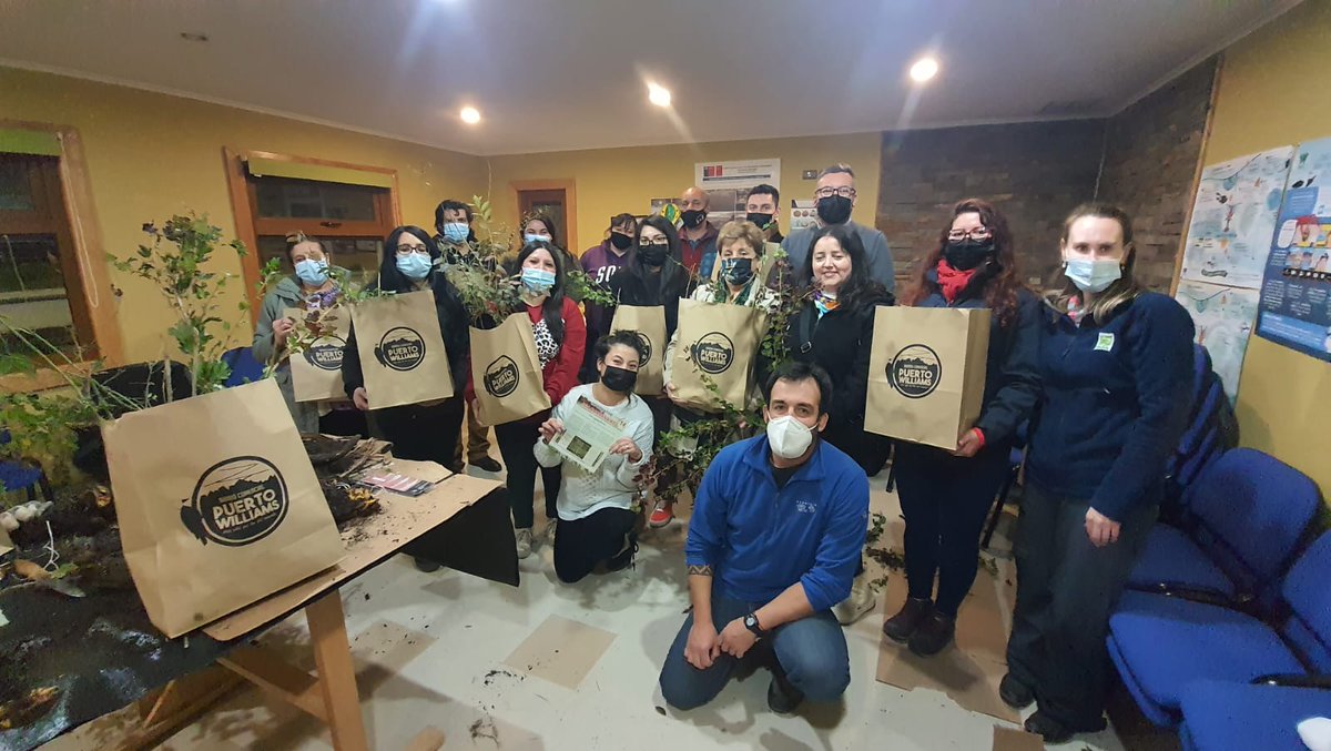 Hoy <a href="/Inia_Kampenaike/">@IniaKampenaike</a>  estuvimos en #PuertoWilliams capacitando en poda y propagación de berries. Gracias por acompañarnos!