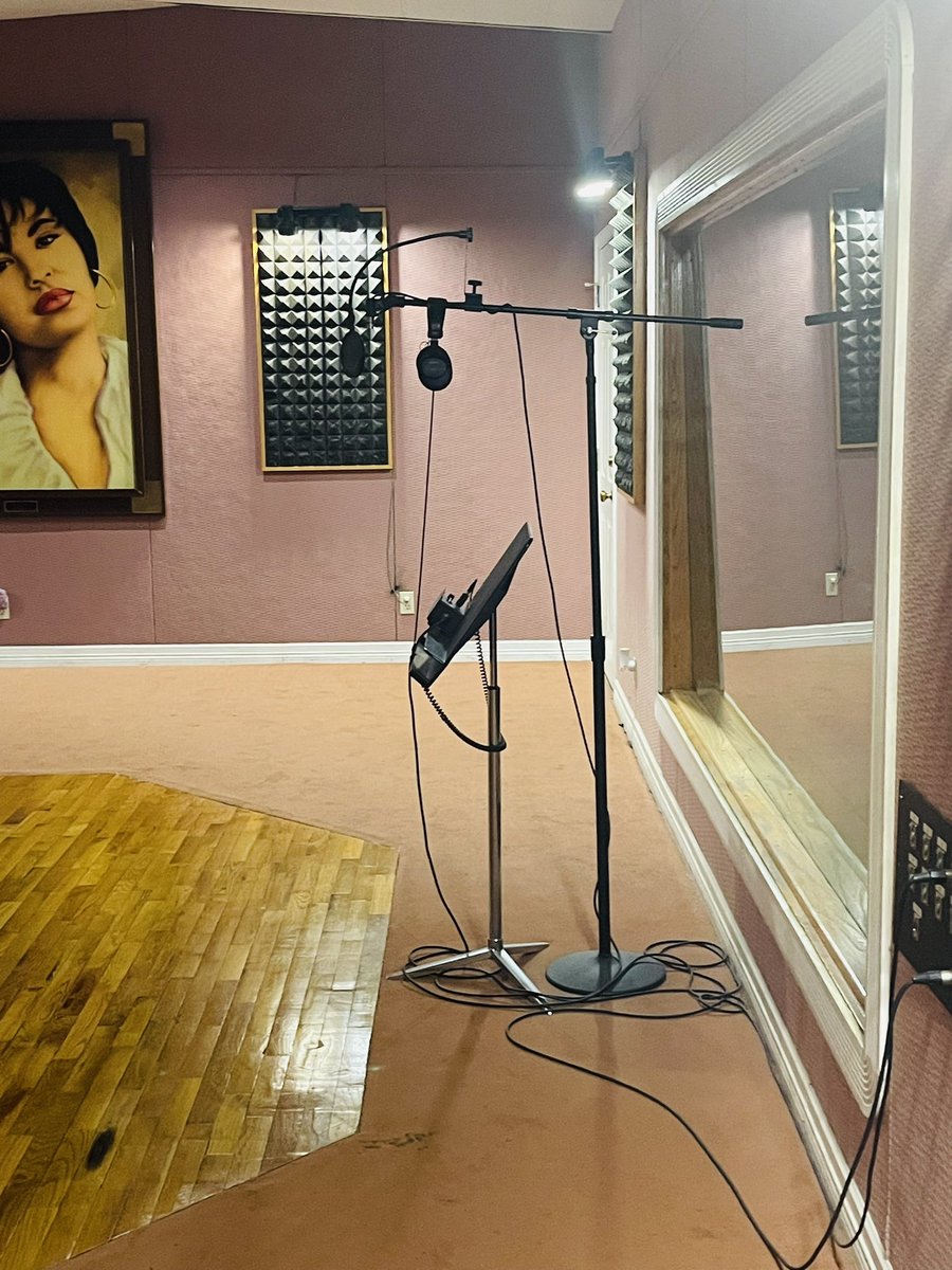 Jonguzmanof's tweet photo. Selena’s recording studio https://t.co/D6PfVgcBhV