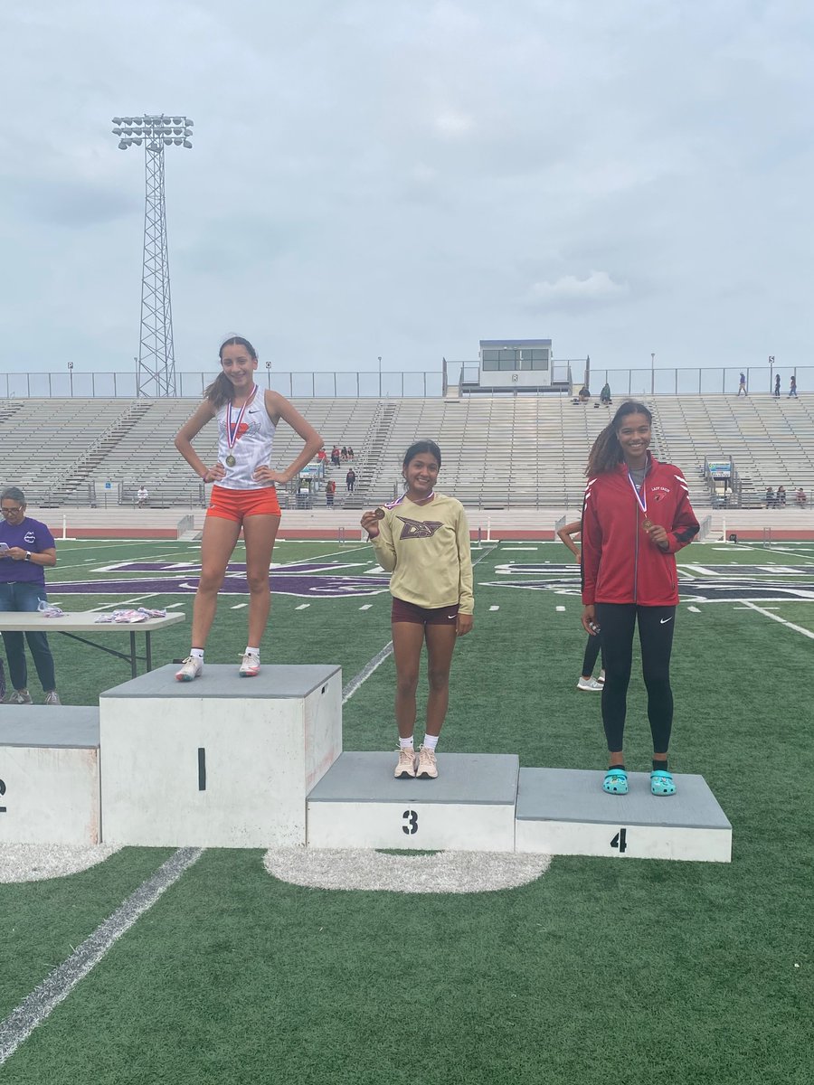 LFTrackandField's tweet photo. Congratulations to Juli Larraga & Coach Rivas on qualifying to regionals in triple jump! ๐คฉ ๐๐ฝ๐ฅ
#regionalqualifier #SAbound https://t.co/O9pL0kWXPZ