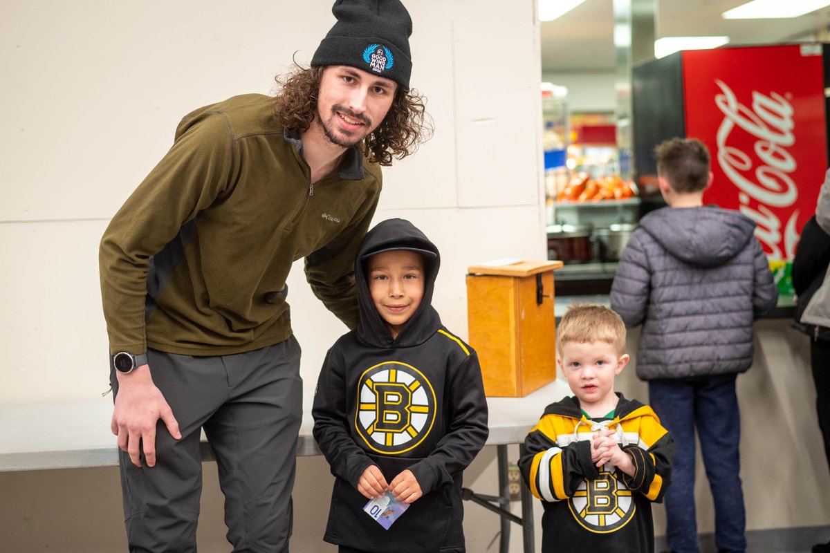 estevanbruins's tweet photo. Come out, enjoy a burger and get to meet your favourite Bruins player! We’re in the Multi Purpose Room at Affinity Place https://t.co/jr9gVw11AI