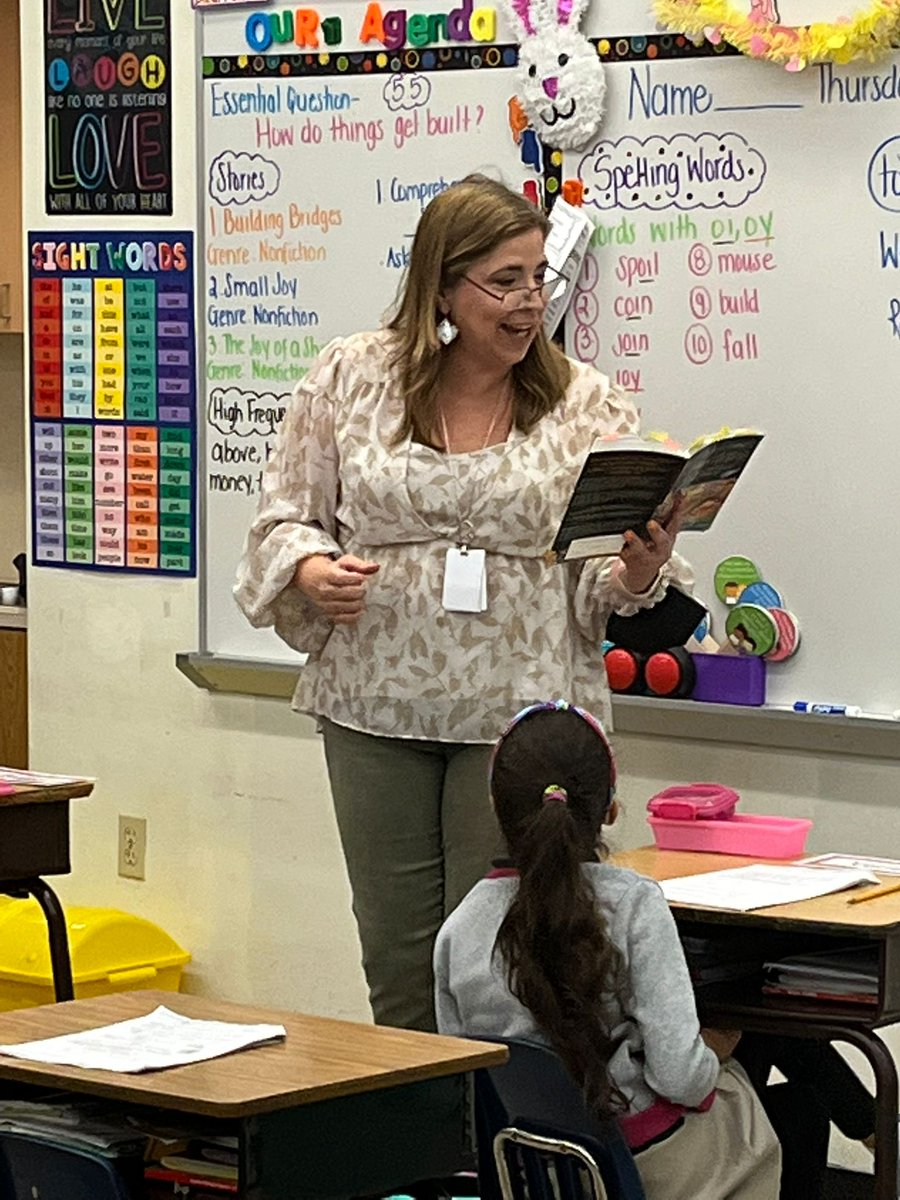 MAMilamK8's tweet photo. #PoetryBreak visits by our #ReadingCoach are always a nice surprise. We especially love it because we get to spend some time with Ms. Sanchez! 🥺❤️ #NationalPoetryMonth #iammilam @MDCPS @SuptDotres @MDCPSNorth @MDCPSPHantman @aniteach @verenanro https://t.co/YiQBtxFBMr