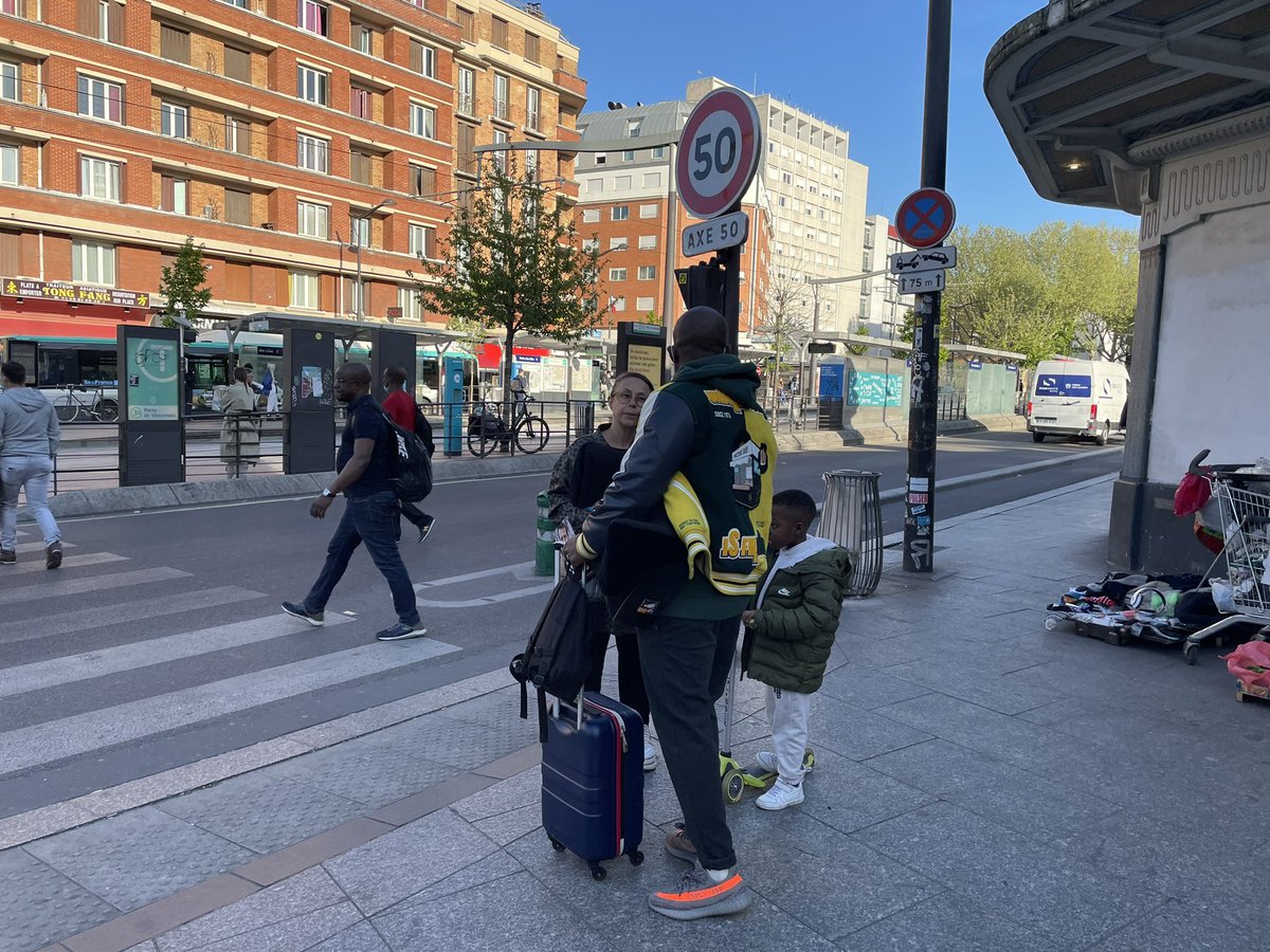 MohamadParis20's tweet photo. 🇲🇫🇪🇺Les engagées et engagés auprès d'@EmmanuelMacron de  #Paris20 toujours au contact de nos concitoyennes et concitoyens pour partager les enjeux importants de ce 2nd tour de la présidentielle. 
Plus que jamais on vote pour que la #France reste la #France #avecvous https://t.co/qexTQfuDLx