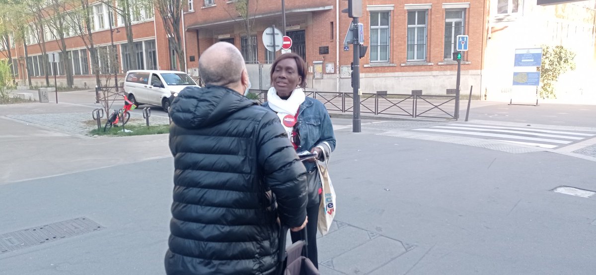 MohamadParis20's tweet photo. 🇲🇫🇪🇺Les engagées et engagés auprès d'@EmmanuelMacron de  #Paris20 toujours au contact de nos concitoyennes et concitoyens pour partager les enjeux importants de ce 2nd tour de la présidentielle. 
Plus que jamais on vote pour que la #France reste la #France #avecvous https://t.co/qexTQfuDLx