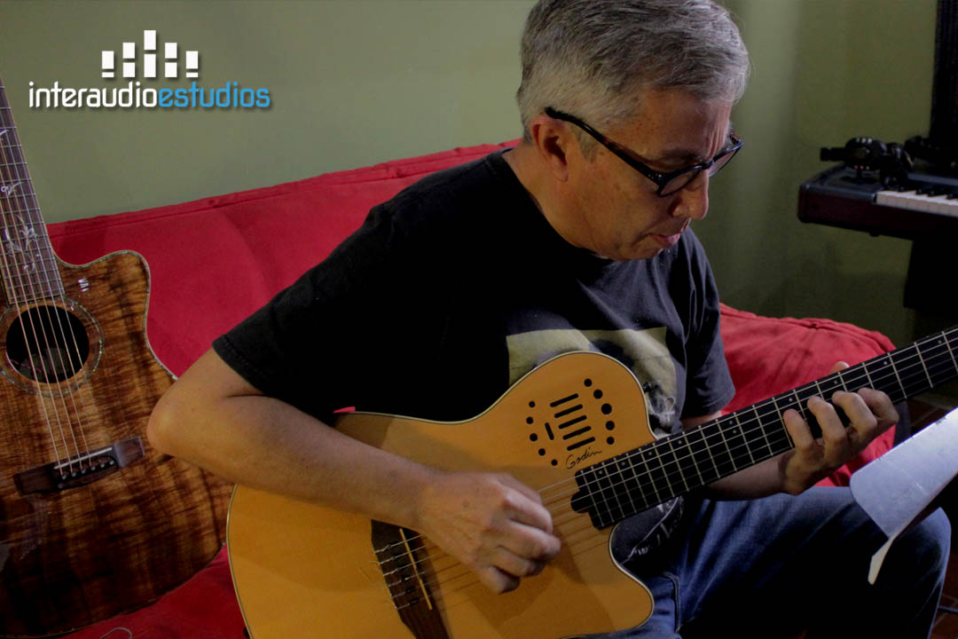 interaudioGT's tweet photo. Grabando guitarras acústicas con German Giordano Castellanos #guitarras #Producción #GermanGiordano #PabloYojcom #interaudio @midipablo https://t.co/3NcYhVAovZ