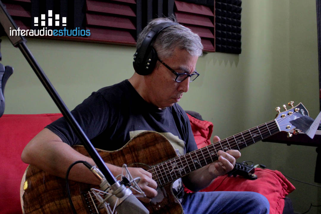 interaudioGT's tweet photo. Grabando guitarras acústicas con German Giordano Castellanos #guitarras #Producción #GermanGiordano #PabloYojcom #interaudio @midipablo https://t.co/3NcYhVAovZ