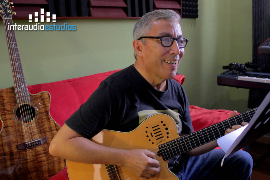 interaudioGT's tweet photo. Grabando guitarras acústicas con German Giordano Castellanos #guitarras #Producción #GermanGiordano #PabloYojcom #interaudio @midipablo https://t.co/3NcYhVAovZ