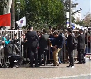 latercera's tweet photo. 🔴#AlertaLT | Intento de agresión al Presidente Boric: lanzan piedra, que impactó a guardia del Mandatario, durante actividad en La Serena https://t.co/ZKLX7FjtvG https://t.co/NvAQ9DxI47