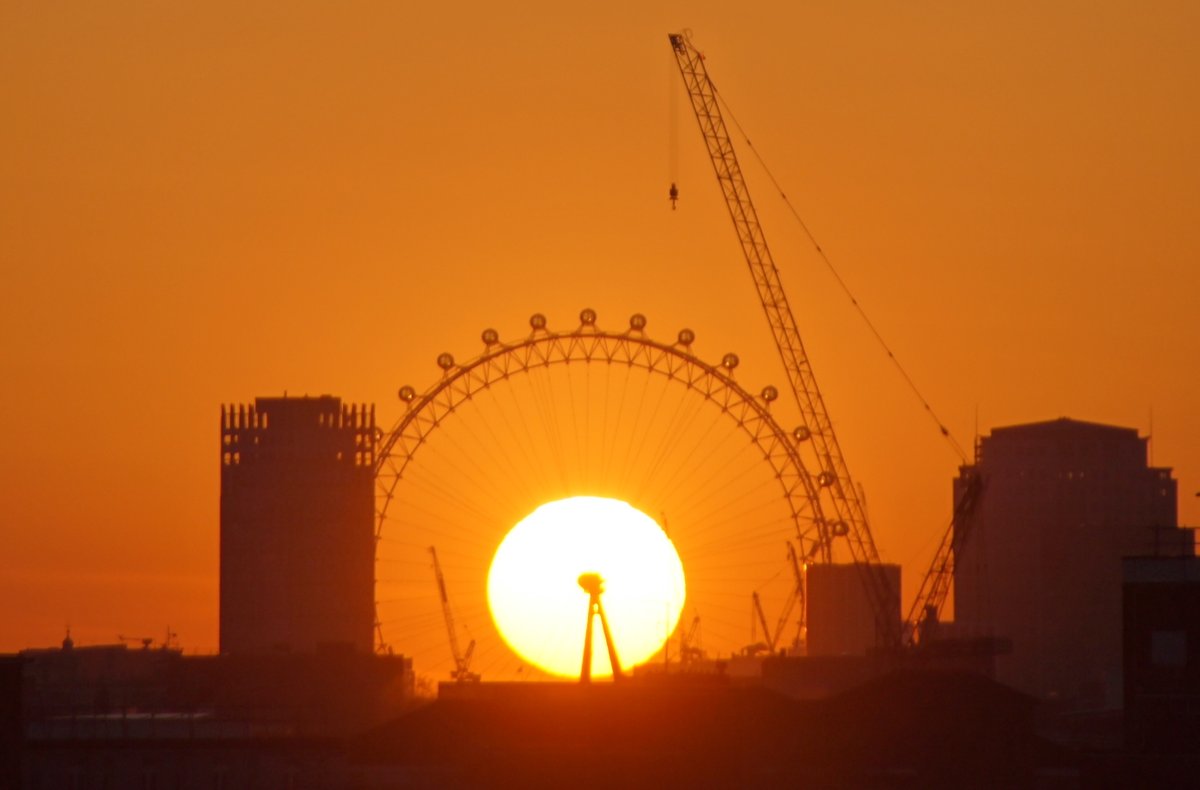 timn_eu's tweet photo. That time of the year again:
Sun in the @TheLondonEye only happens twice in a year, and hardly ever with a perfectly clear and cloud-free sky.
#SunInTheEye #LondonIsBeautiful https://t.co/aFL65rLpSR