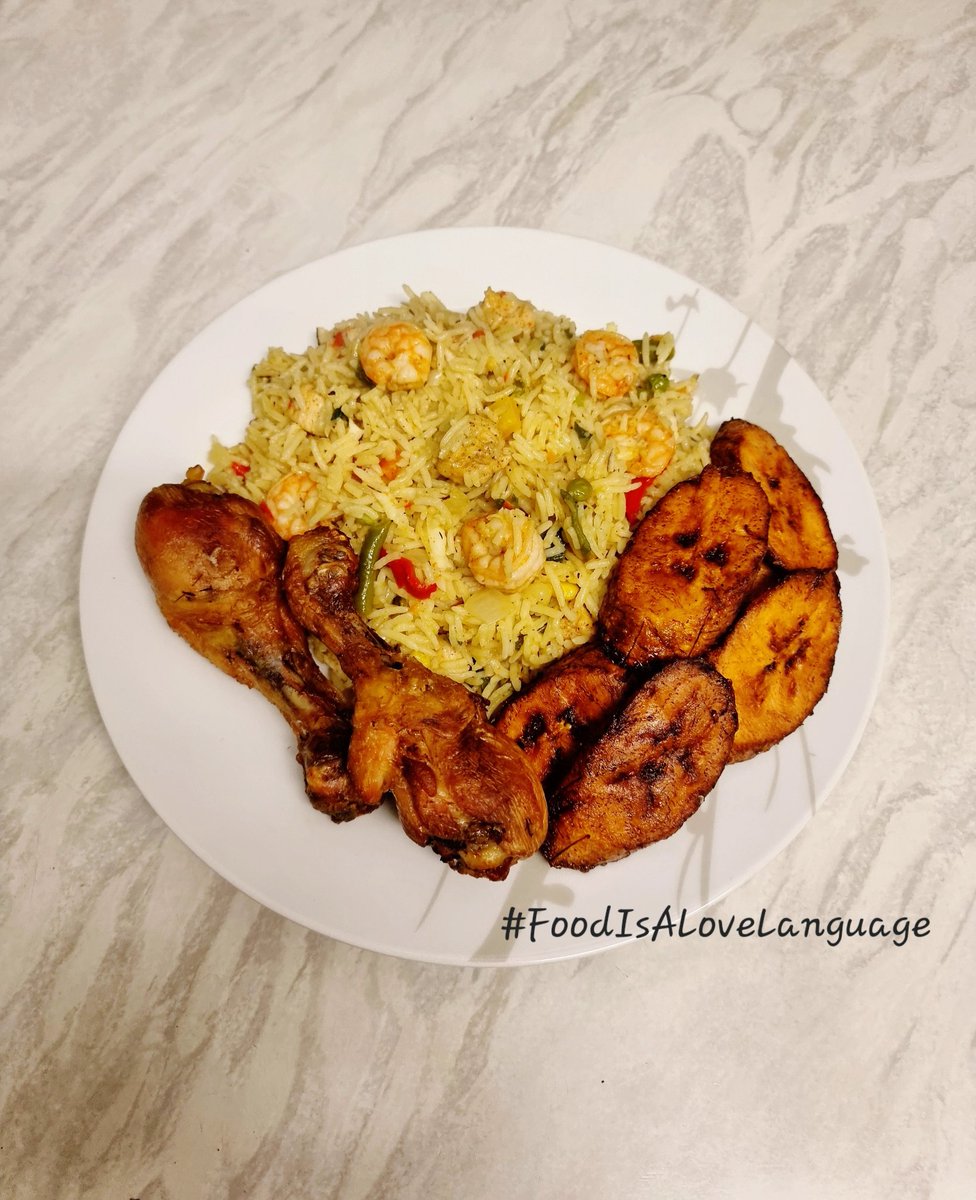 BukkyShonibare's tweet photo. Coconut rice, garnished with prawns and diced chicken breast.😋

#FoodIsALoveLanguage https://t.co/08bWdFcAzW