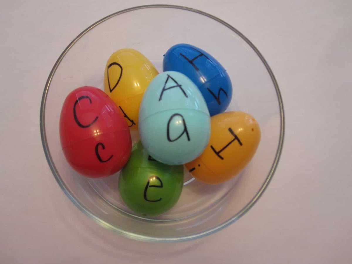 MissL_WFS's tweet photo. An easy DIY #lettermatching activity to make use of those leftover Easter eggs! Use stickers or a sharpie to write uppercase and lowercase letters on the eggs, then break them apart and let your child match them back up! #SpringBreakLearning https://t.co/ga2IJK2aCt