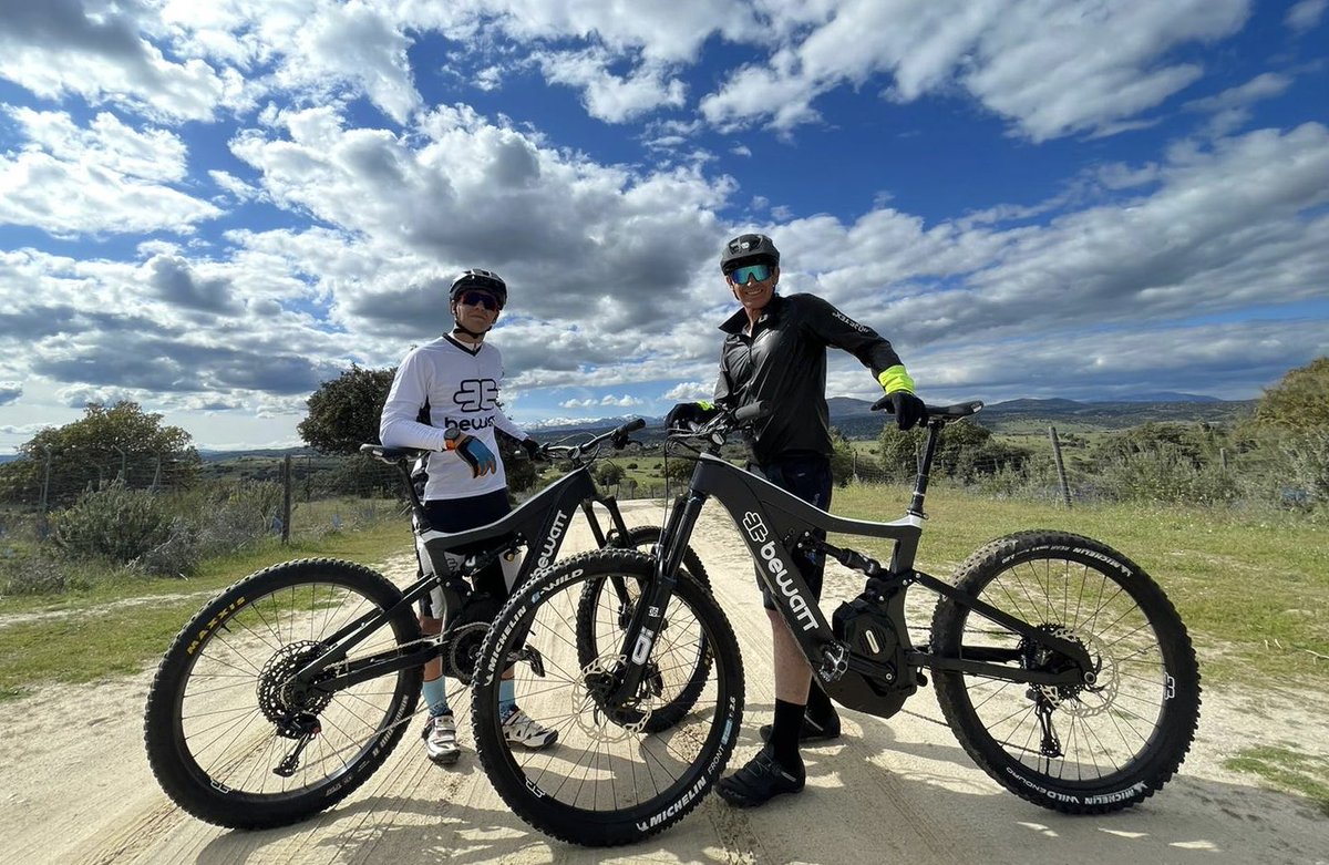 JavieRubioF1's tweet photo. Probando las bicis de ⁦@Bewatt_Official⁩ con ⁦@tommypintos⁩. Con un poco de suerte le veis algún día corriendo en las ⁦@24hoursoflemans⁩ 😀 https://t.co/9mC0BQf7fi