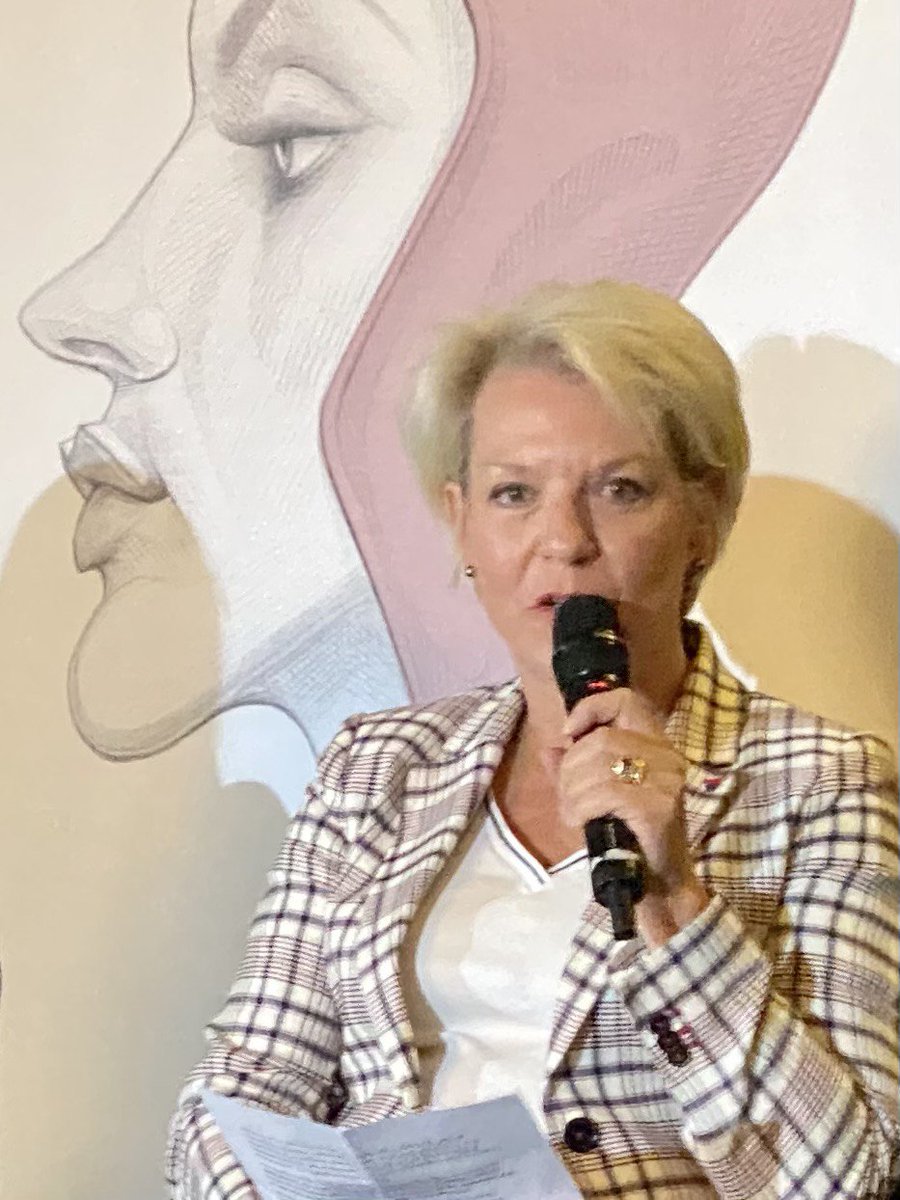 RepubliqueCNous's tweet photo. .@ColDoct a fondé  "Avec les femmes de la défense", au sein du ministère @Armees_Gouv. Le sujet des femmes a été fortement porté par la ministre @Florence_Parly qui a mis en place de nombreuses mesures. #AvecVous #JeVoteMacron https://t.co/p4AnzkM3JO