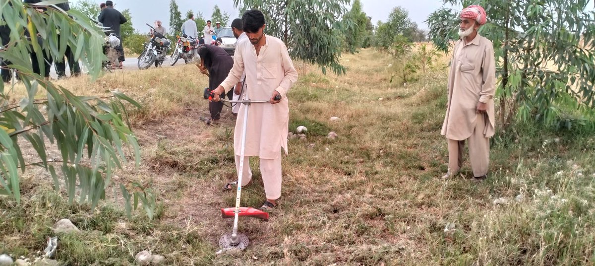 FEWDKPGovt's tweet photo. Interactive session organised at Dhoda roadside plantation, #KohatForestDivision on April 21 regarding fire prevention and control measures. Beside #firelines and fire fighting alongwith precautionary measures, the community members and FD staff was sensitised for timely action https://t.co/zlBvBtl96L
