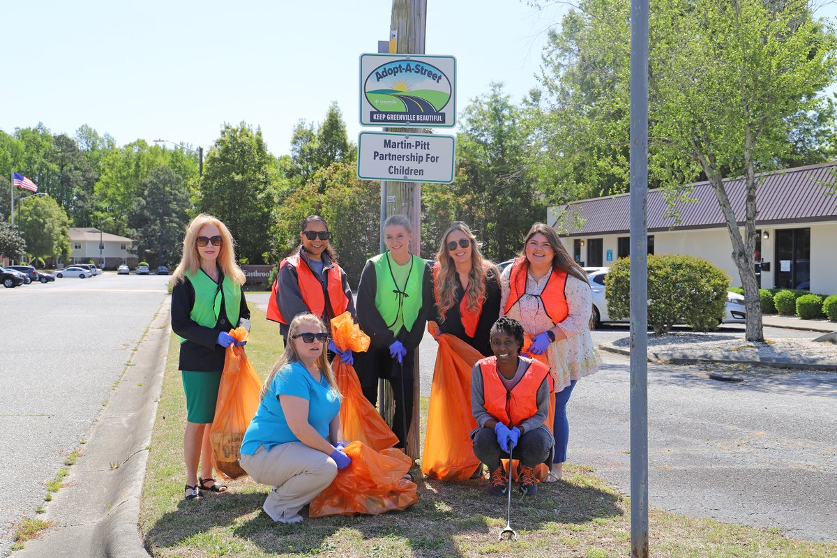 Greenville_PWD's tweet image. A huge THANK YOU to the folks at @MPPFC and @ECUVB for completing Adopt-a-Street litter pickups. We appreciate you!

Interested in adopting a street? Visit adoptastreet.greenvillenc.gov to find out how!