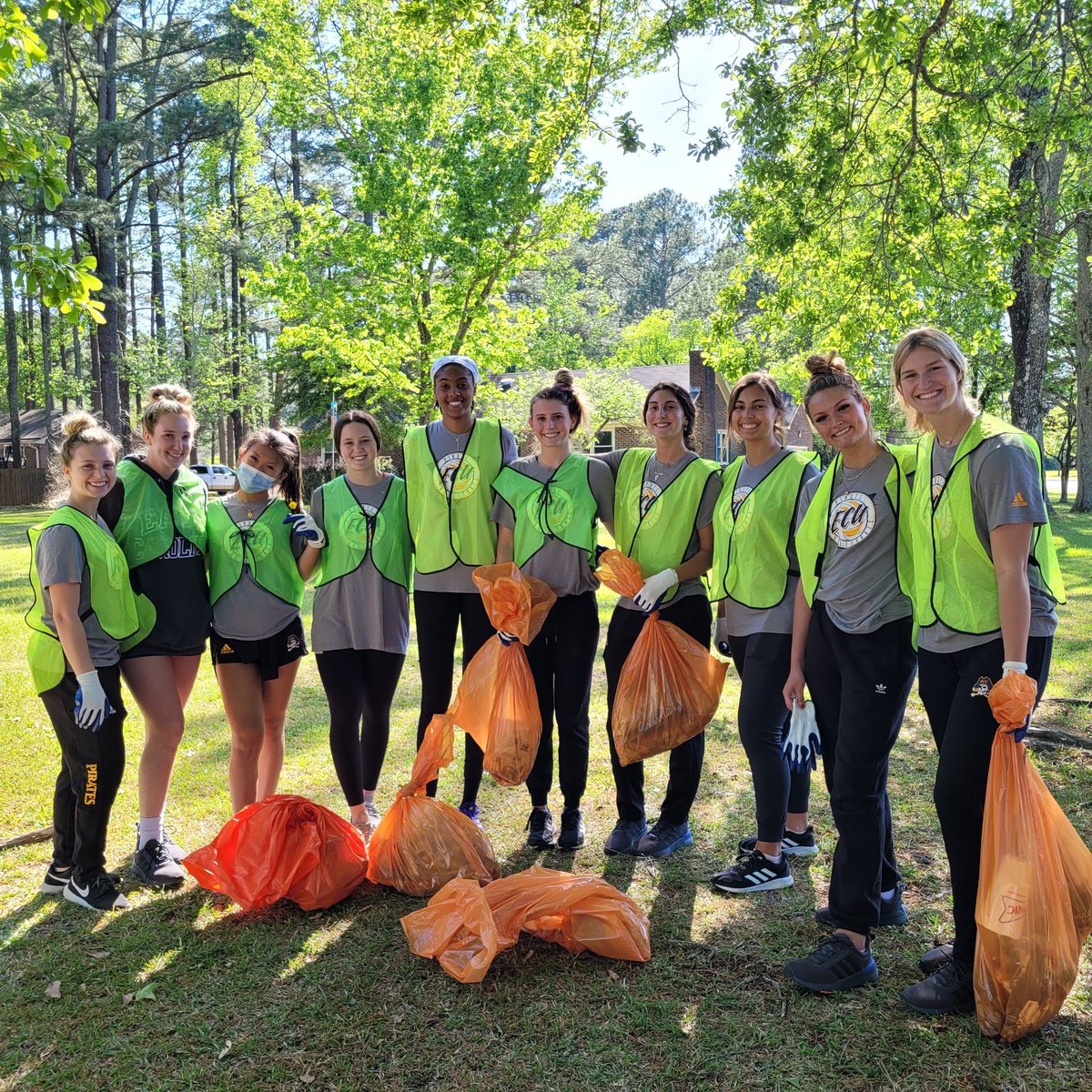 Greenville_PWD's tweet image. A huge THANK YOU to the folks at @MPPFC and @ECUVB for completing Adopt-a-Street litter pickups. We appreciate you!

Interested in adopting a street? Visit adoptastreet.greenvillenc.gov to find out how!