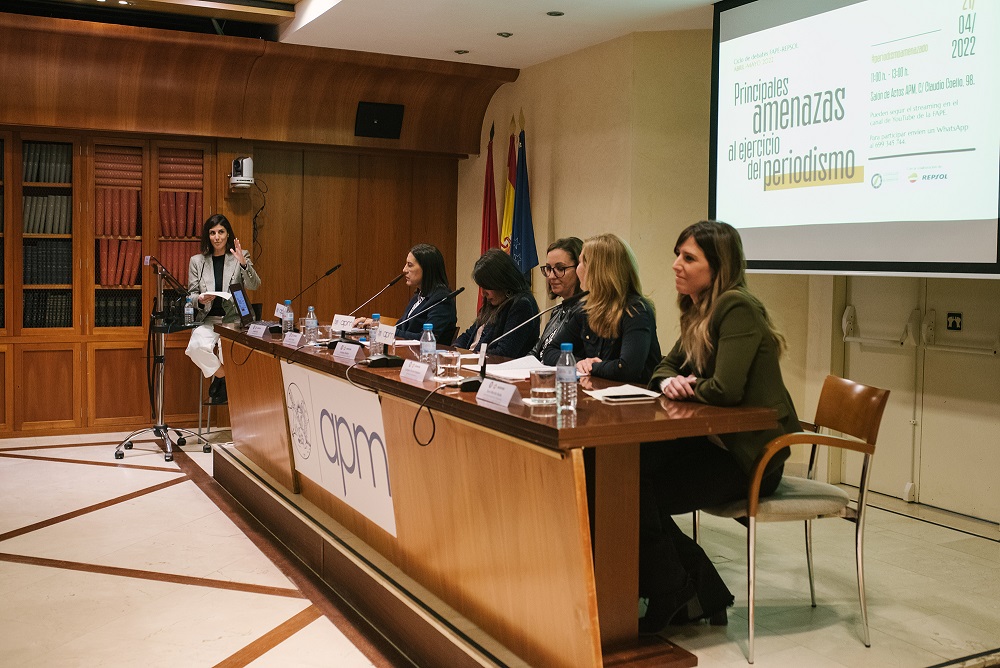 AP_APAlmeria's tweet photo. #periodismoamenazado en el foro @fape_fape / @Repsol: La polarización y el señalamiento a medios y periodistas, principales amenazas. Las redes abonan el terreno y ejercen de altavoces para linchamientos y campañas contra empresas y profesionales. 
Todo ℹ️ https://t.co/09WqXthd2Z https://t.co/7Ii4mSyPQv
