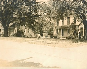 LS_History's tweet image. The Carr home was located at 500 East Third Street, where The Charles (Avanti East) Apartments are now. J. A. Carr was mayor of Lee's Summit in 1902 and later mayor of Oak Grove in 1911. His son William was a long time lawyer in Lee's Summit, setting up his practice around 1899.