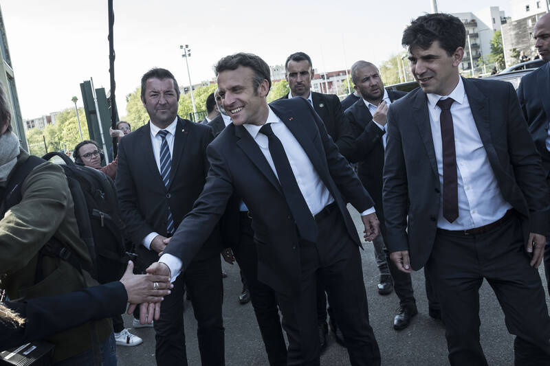 libe's tweet image. 🔴 EN DIRECT
Sur la transition écologique, Macron promet d’aller «deux fois plus vite» bit.ly/Presidentielle… 

#Présidentielle2022