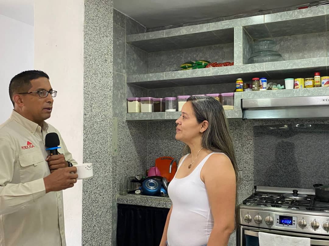 #AHORA || Beneficiaria Elizabet Ramírez: Gracias al Pdte. <a href="/NicolasMaduro/">Nicolás Maduro</a> y al Min. @IMVillarroel1 tengo mi hermosa #Vivienda de 3 habitaciones y 2 baños. Un hogar digno donde que solo es posible en #Revolución.

#VenezuelaPróspera