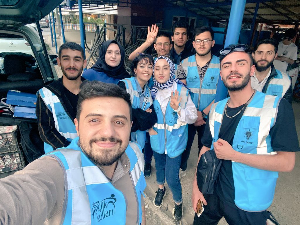 uniakigdir's tweet photo. Gönüller Bir, Dualar Bir. 😍

Tevazu ve samimiyetle. 🙈

#iftara5kala⏳ programımız https://t.co/SdzK8adYZA