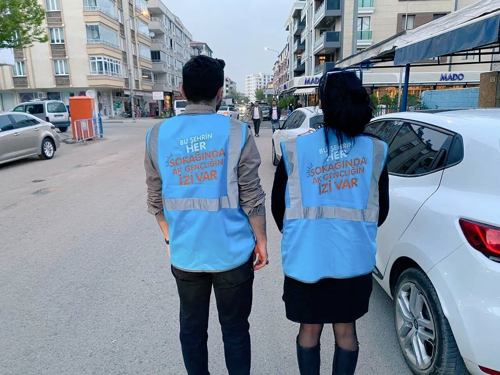 uniakigdir's tweet photo. Gönüller Bir, Dualar Bir. 😍

Tevazu ve samimiyetle. 🙈

#iftara5kala⏳ programımız https://t.co/SdzK8adYZA